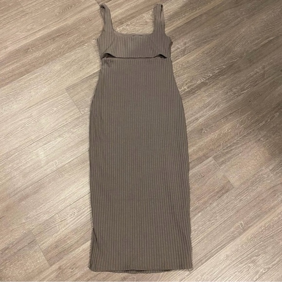 H:ours Dahlia Midi Dress - Picture 2 of 3